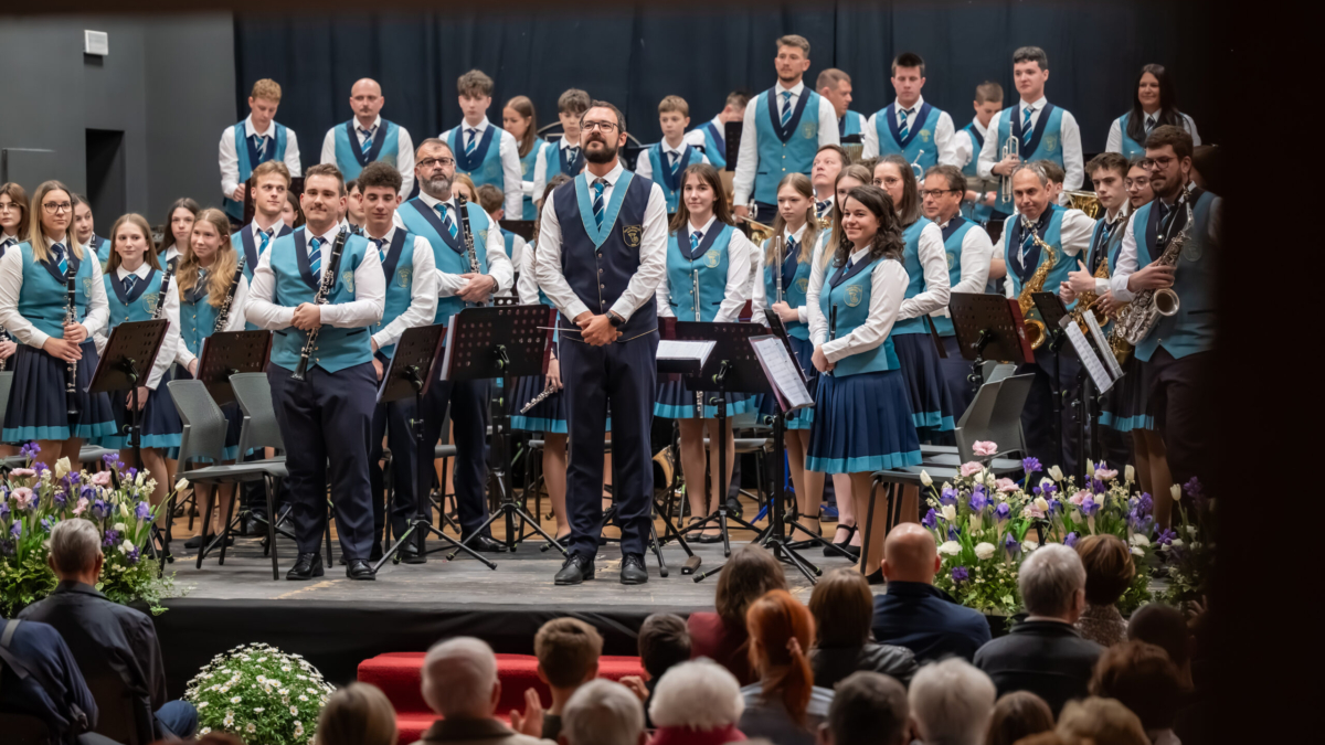 Spomladanski koncert Pihalnega orkestra Marezige je navdušil občinstvo z raznolikim programom, gostovanjem mladih glasbenikov in podelitvijo priznanj.