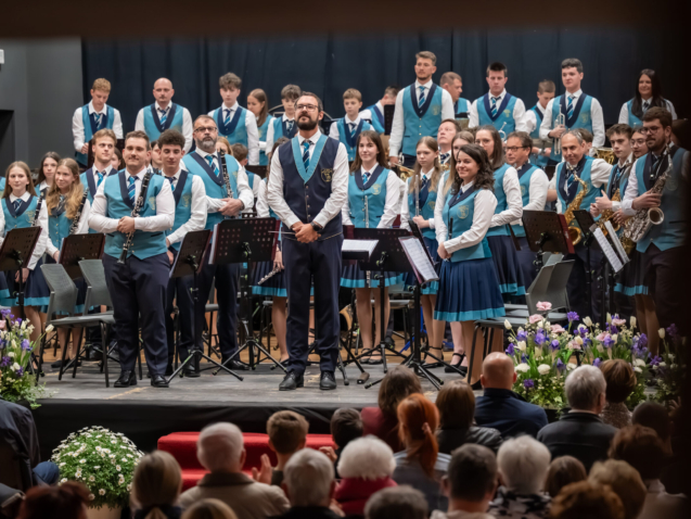 Spomladanski koncert Pihalnega orkestra Marezige je navdušil občinstvo z raznolikim programom, gostovanjem mladih glasbenikov in podelitvijo priznanj.